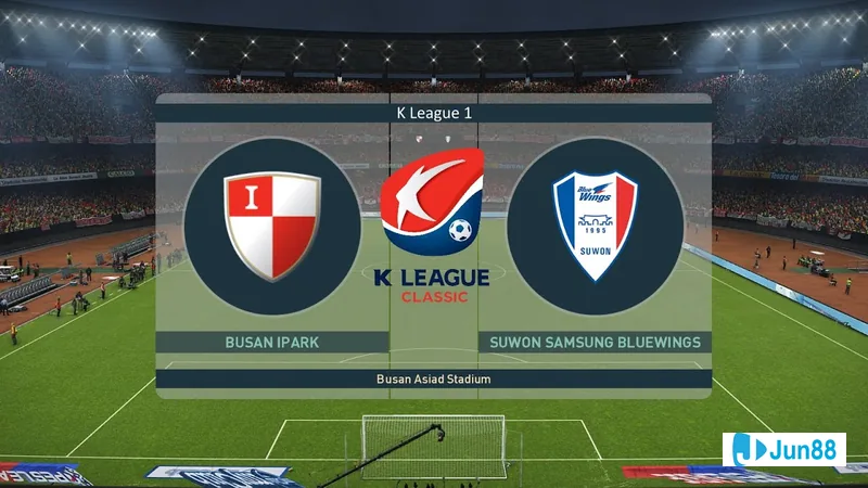 Trận đấu giữa Busan IPark và Suwon Bluewings trên sân cỏ Trận đấu giữa Busan IPark và Suwon Bluewings trên sân cỏ
