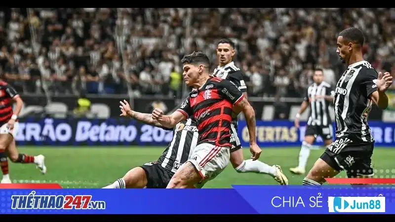 Cầu thủ Flamengo và Atletico Mineiro trong trận đấu Cúp QG Brazil Cầu thủ Flamengo và Atletico Mineiro trong trận đấu Cúp QG Brazil