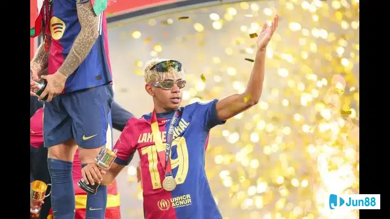 Lamine Yamal trong màu áo đội bóng thể hiện phong độ ấn tượng Lamine Yamal trong màu áo đội bóng thể hiện phong độ ấn tượng