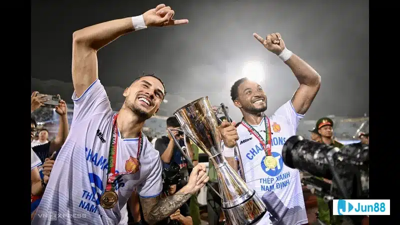 Đội bóng Nam Định trong buổi tập luyện trên sân Đội bóng Nam Định trong buổi tập luyện trên sân