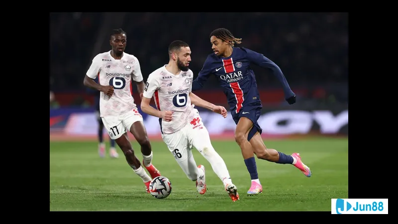 Cầu thủ Đan Mạch U17 vượt qua cầu thủ Andorra U17 trong trận đấu Cầu thủ Đan Mạch U17 vượt qua cầu thủ Andorra U17 trong trận đấu