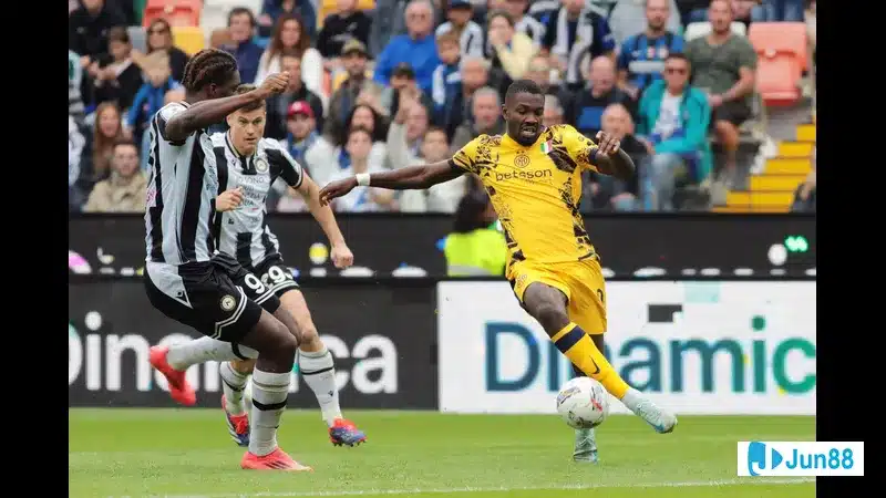 Cầu thủ Inter vượt qua phòng ngự của Cremonese trong trận đấu Cầu thủ Inter vượt qua phòng ngự của Cremonese trong trận đấu