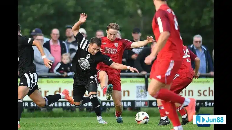 Cầu thủ Neudrossenfeld phản công nhanh khiến hậu vệ FC Coburg bất lực Cầu thủ Neudrossenfeld phản công nhanh khiến hậu vệ FC Coburg bất lực