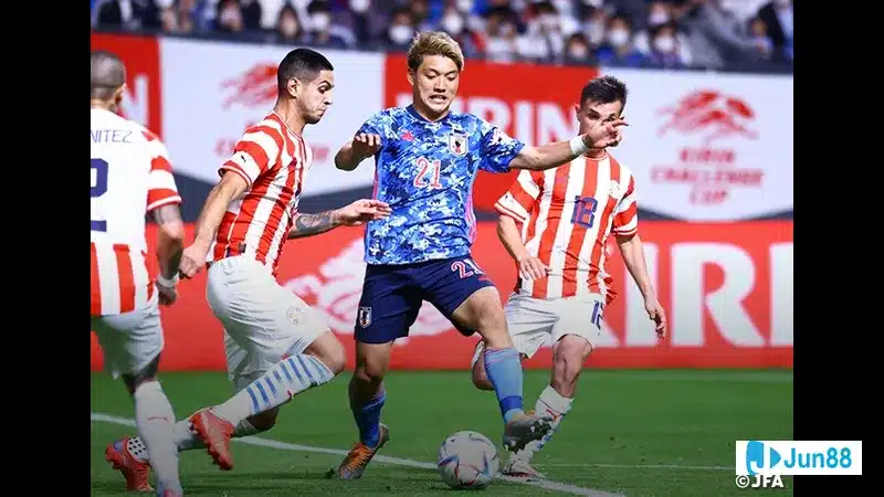 Cầu thủ Nhật Bản với sự quyết tâm ghi bàn trong trận đấu với Paraguay Cầu thủ Nhật Bản với sự quyết tâm ghi bàn trong trận đấu với Paraguay