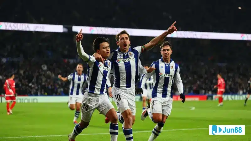 Cầu thủ của Real Sociedad tung cú sút mạnh vào khung thành Rayo Vallecano trong trận đấu Cầu thủ của Real Sociedad tung cú sút mạnh vào khung thành Rayo Vallecano trong trận đấu